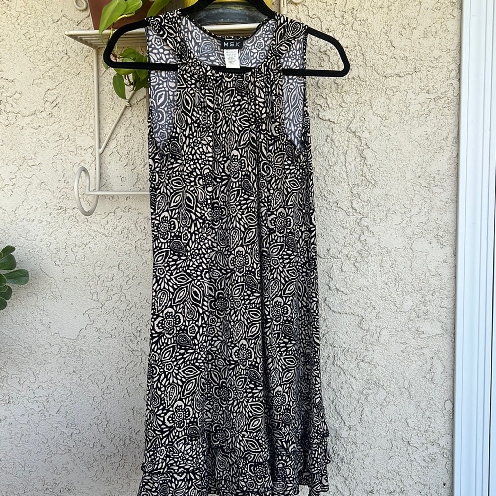 Woman’s Sleeveless Dress. Blk and beige design. Never worn. Cute w/blk leggings